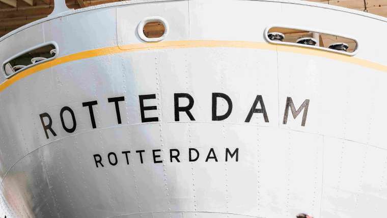 De voorkant van een schip met Rotterdam erop.